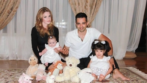Uite ce mari s-au făcut fetele lui Mihai de la Akcent! Fiica adoptată îi seamănă leit şi se transformă într-o micuţă domnişoară