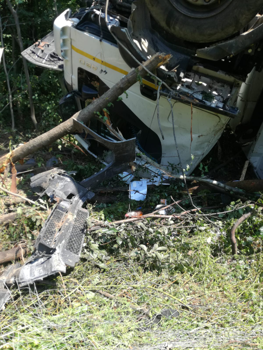 Camionul s-a răsturnat în afara părții carosabile