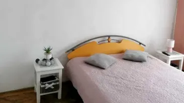Orașul din România în care un apartament cu 3 camere se vinde cu doar 20.000 de euro. Este mobilat și utilat!