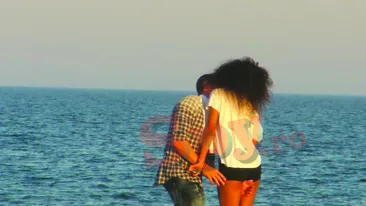 La un pas de sex pe plaja! Mahmurel, innebunit de formele lui Agnes Matoko! Vezi ce i-a facut mulatrei!