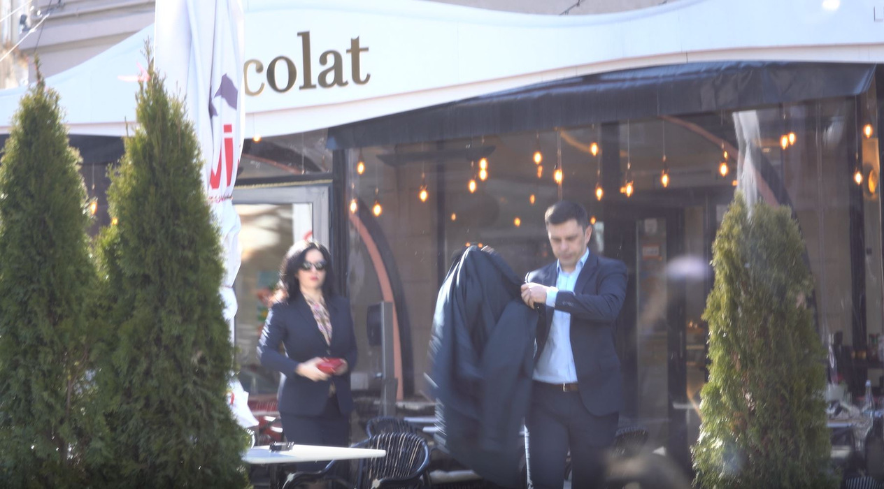 Ionela Roșca Nedelea și Eduard Novak ies de la Cocholat și se îndreaptă către mașină