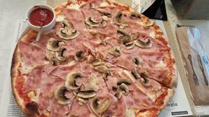 Câți lei a dat un turist pe această pizza, într-un restaurant din Alba Iulia. Când i-a adus comanda, nu i-a venit să creadă