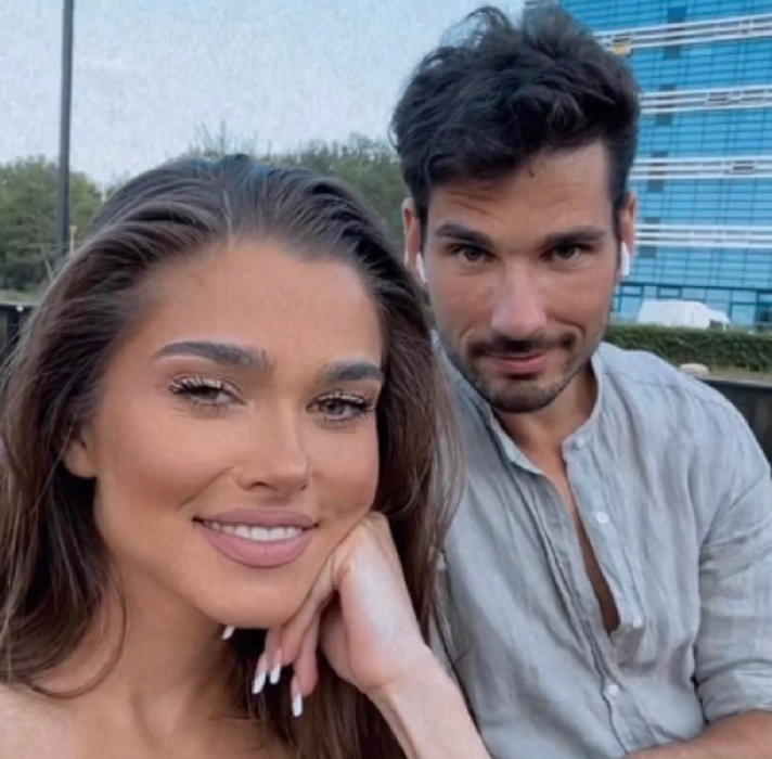 În ce ipostază a fost surprinsă Theo Rose în a 5-a lună de sarcină. Artista și-a etalat cu mândrie burtica de graviduță