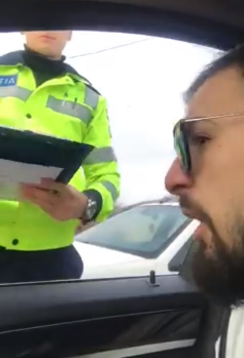 Șoferul unui BMW a vrut să-i denigreze pe polițiștii care l-au tras pe dreapta și s-a filmat. În realitate, s-a făcut de râs grav