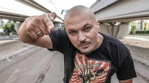 Puya, concert cu scandal! Artistul, la un pas să fie luat pe sus: „Au dat cu sticle cu nisip, cu vodcă”