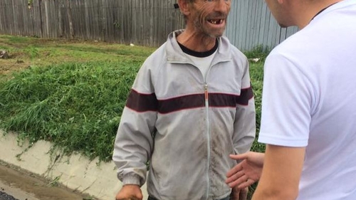 Un bărbat din Vaslui a vrut să spânzure un cățel, dar a fost oprit de mai mulți tineri! Motivul halucinant pentru care voia să omoare animalul