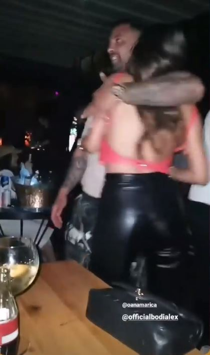 Alex Bodi și Oana Marica, atingeri fierbinți și îmbrățișări pasionale într-un local din București. Bunesa l-a cucerit iremediabil pe musculos | FOTO