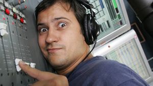 S-a plâns unei colege că e ”hărţuită”. Huidu a terorizat o hostesă: ”Ai fundul prea mare!”