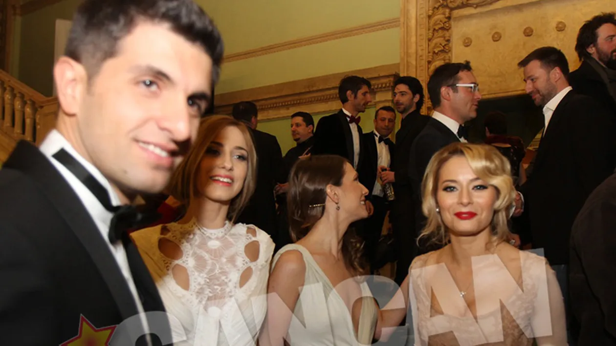 Prima apariţie publică a Laurei Cosoi cu noul ei iubit! Cosmin a fost îmbrăcat la patru ace, iar ea şi-a pus decolteul în evidenţă