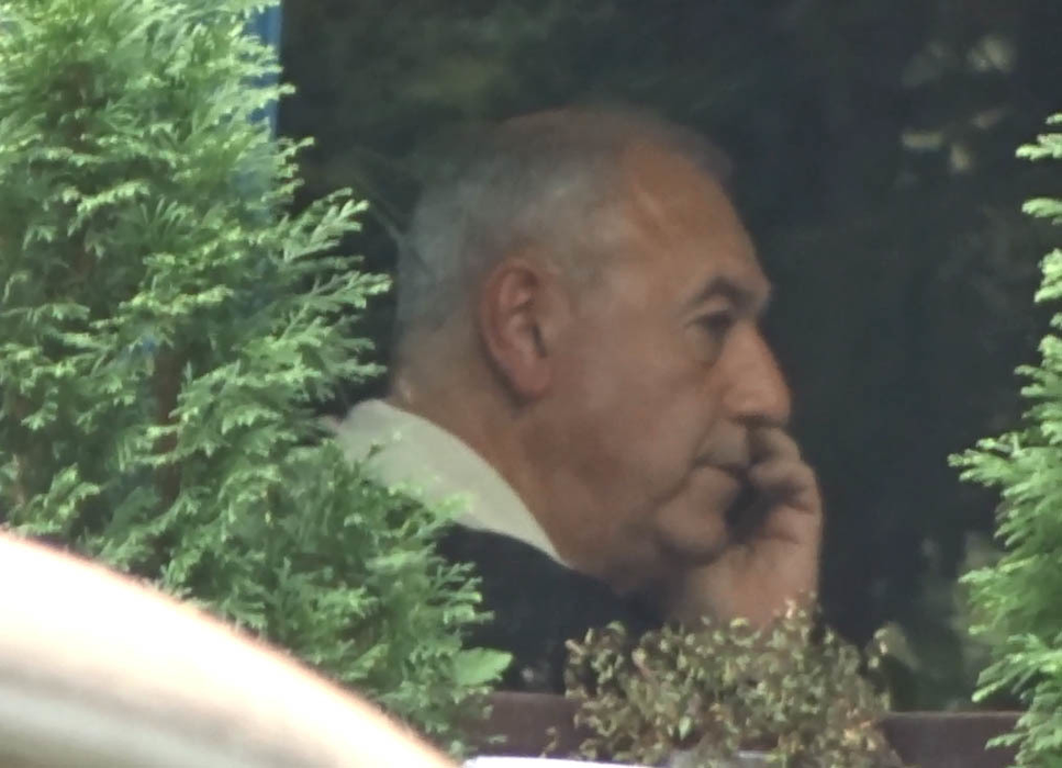 Dorin Cocoş vorbeşte la telefon, în timp ce ia masa cu fiul său