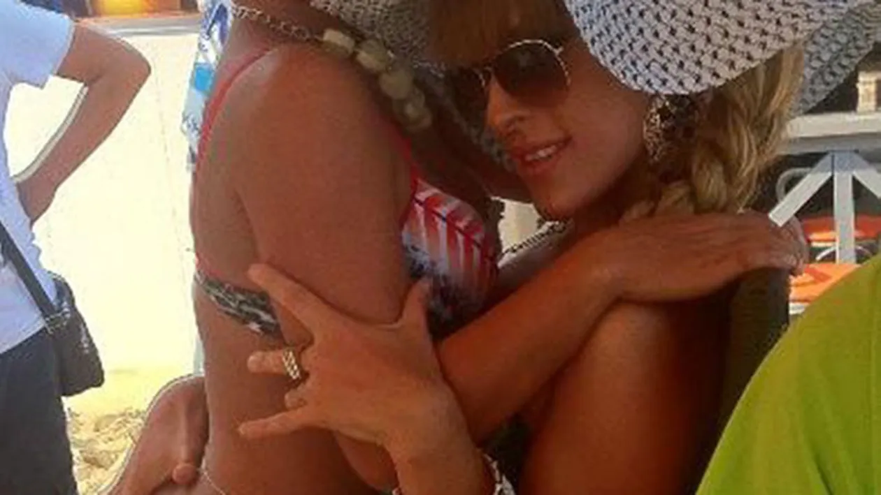 Imagini cu tenta erotica! Roscata asta nu mai tine cont de nimic! S-a pozat in timp ce calarea o femeie! Ghicesti cine e?