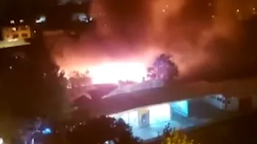 Incendiu devastator în București! Două case din zona Vitan ard ca torțele
