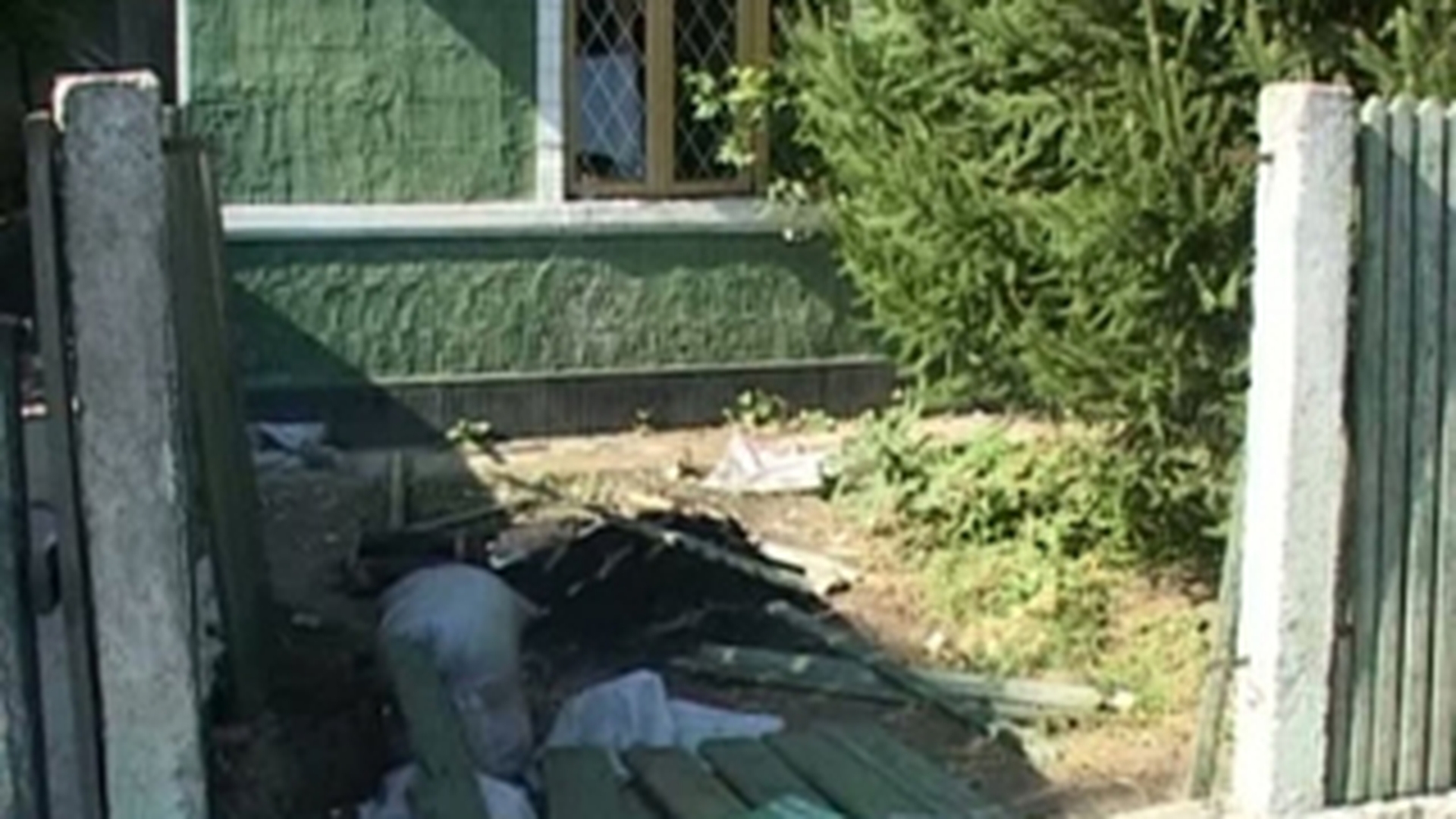Patru tineri au vandalizat o casa si doua masini, suparati ca un amic de pahar nu a mai vrut sa bea cu ei!