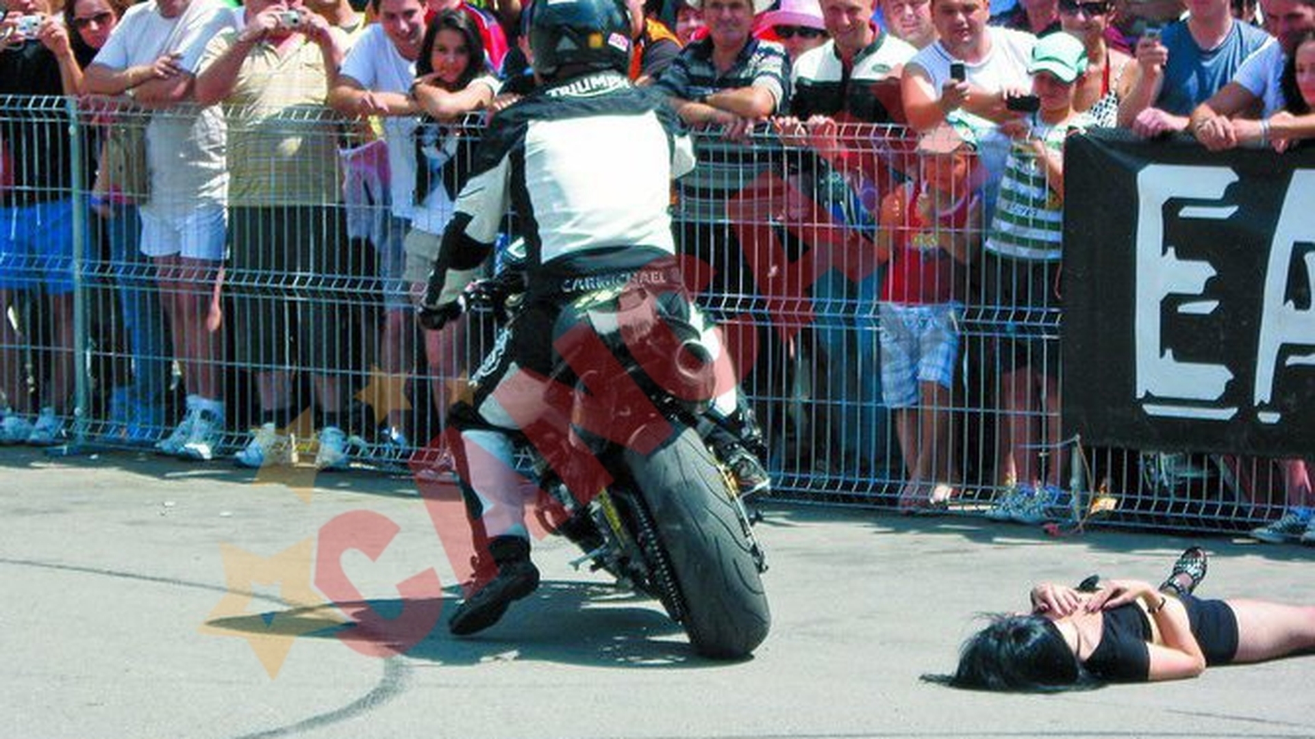 Au sarit cu motoarele peste fete!