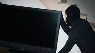 Ce mai fura romanii! Au plecat cu televizorul de la hotel, insa au fost prinsi la scurt timp