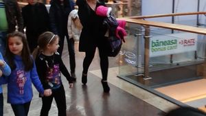 Liana Stanciu nu ii refuza nimic fiicei sale! A dus-o pe Teodora cu gasca in mall, la cinematograf!