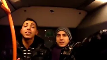 Trec tiganii, trec... Cativa cocalari de Ferentari dau concert de manele in autobuz! Vezi  cum ii terorizeaza pe ceilalti pasageri