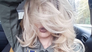 A anunţat că a ”scăpat maşina de tuns în cap”, dar are părul mai lung ca niciodată! Lidia Buble, look surprinzător