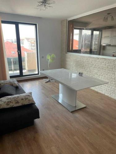 Cum arată apartamentul cu 3 camere, care se închiriază cu 700€ pe lună, în Borhanci, Cluj? “Stai pe WC și ajungi sa deschizi ușa”