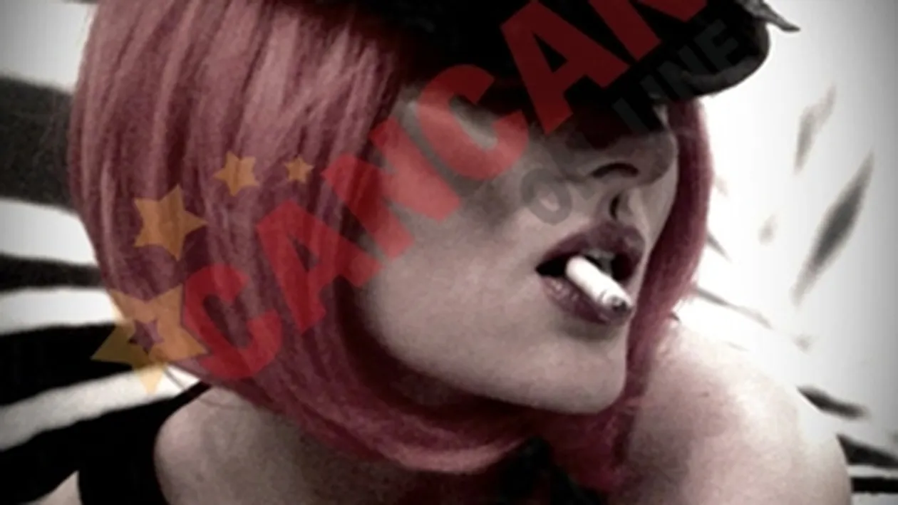 Delia se maimutareste in fata aparatului de fotografiat