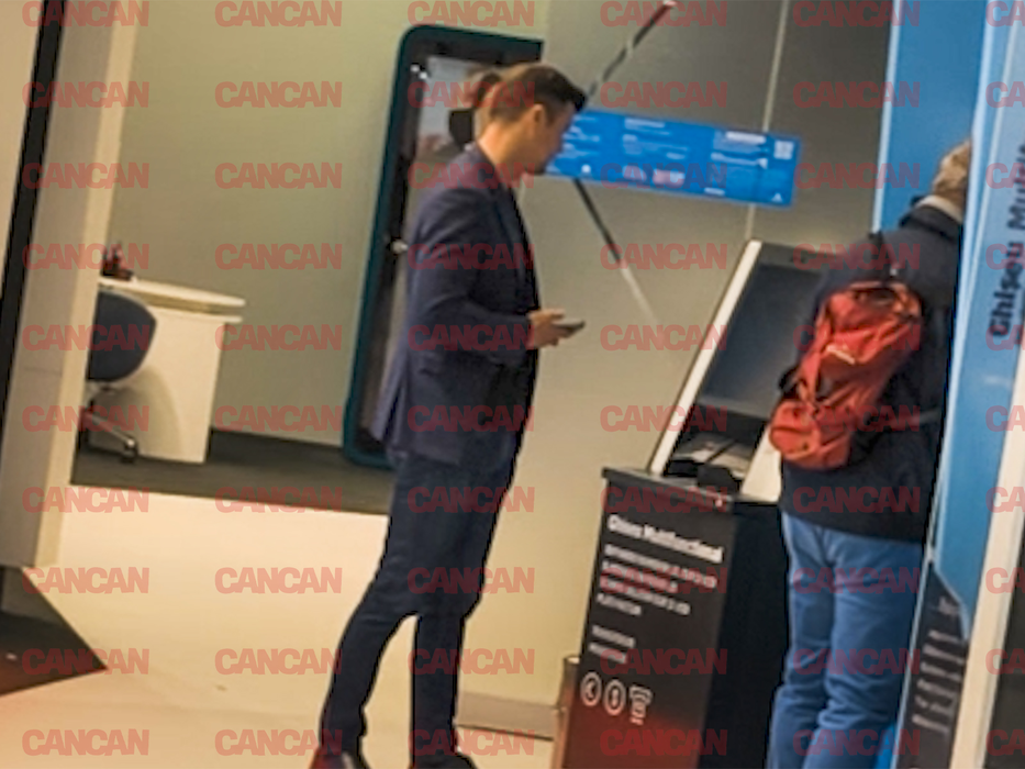 Adrian Alexandrov la bancomat
