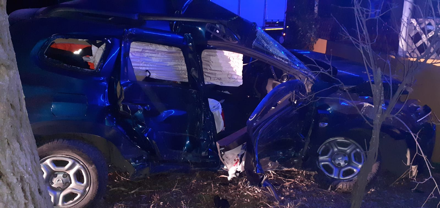 Impact devastator între un autoturism și o autoutilitară. Unul dintre șoferi este resuscitat de medici