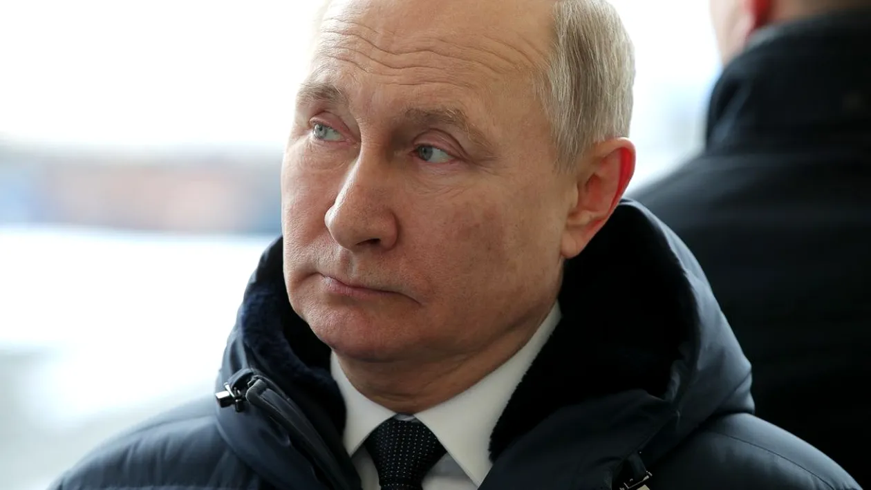 Putin, slăbit vizibil la slujba de Înviere. A tremurat și era distras și nesigur