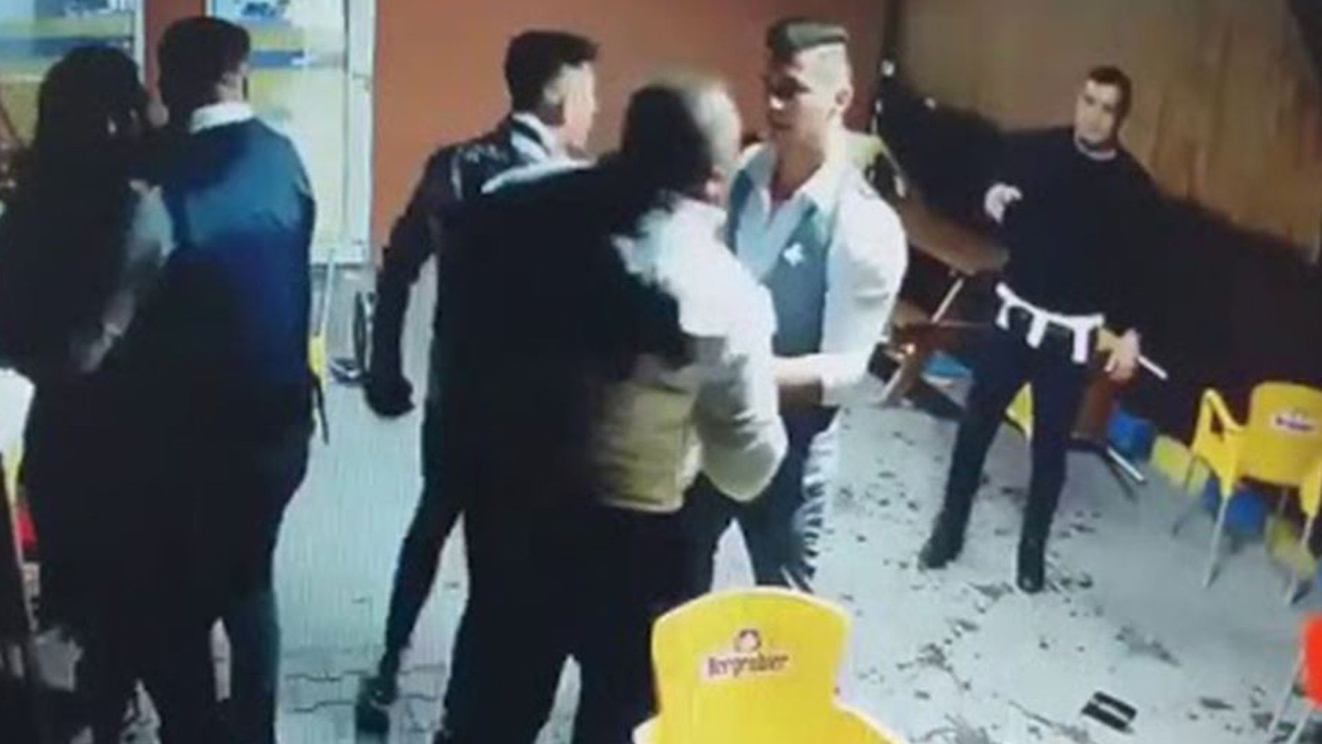 Scene halucinante azi-noapte, într-un bar din Alba. Imaginile fac înconjurul României