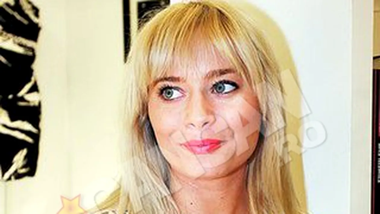 Laura Cosoi, reuniune de clasa in rochia de acum 10 ani. A fost insotita de bunica!