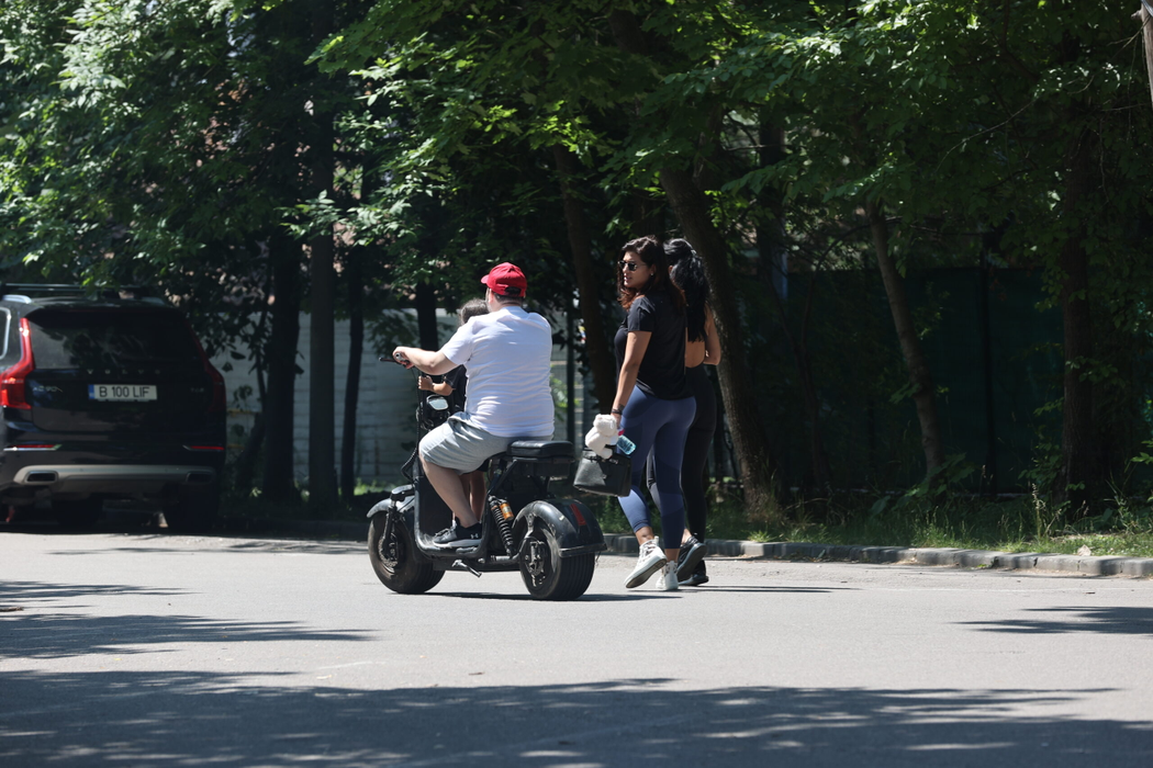 Florin Salam și micuța, pe scuter, le ajung din urmă pe Roxana Dobre și pe prietena ei (Foto: CANCAN.RO)
