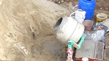 ”Meșterul Manole” din Gorj și-a băgat soția cu capul într-o găleată cu beton