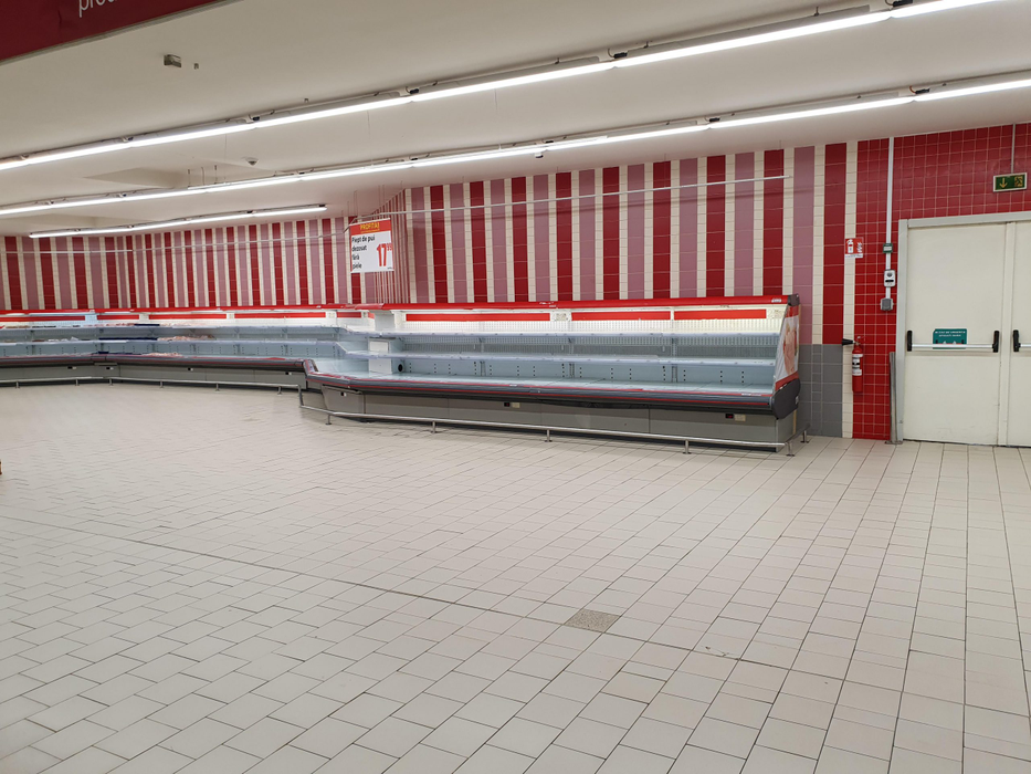 Rafturile magazinelor se golesc în mare viteză