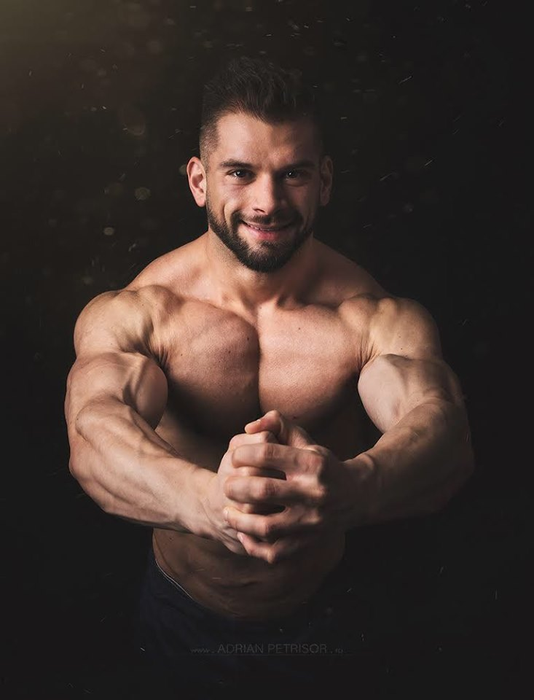 El e culturistul român care se antrenează și-n bucătărie pentru titlul de Mr. Olympia: ”Îmi prinde bine această perioadă!”