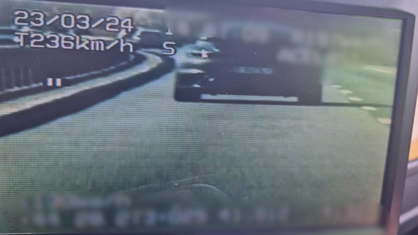 Polițiștii au oprit pe autostrada A1 un bolid care circula cu 236 km/h. Nu le-a venit să creadă când au văzut cine era