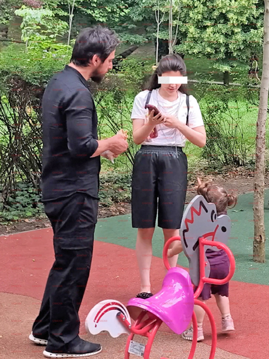 Tuncay Öztürk cu familia în parc