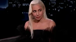 Lady Gaga a purtat o ținută uluitoare pe covorul roșu! Hainele futuriste cu piese de mașină care au atras toate privirile