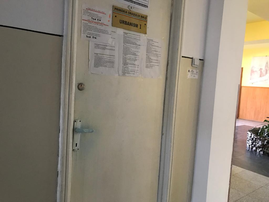 Clanțele de la Primăria Balș sunt "protejate" contra gripei cu tifon îmbibat în spirt