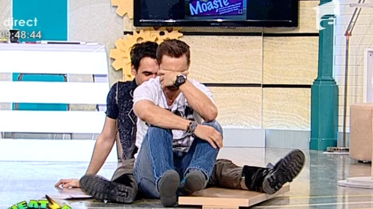 De-a râsu', plânsu', la matinal! Dani a căzut în fund de pe o masă şi s-a enervat pe Răzvan: Prostu' dracului, chiar m-am lovit