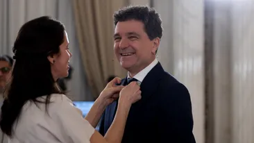 Nicușor Dan, surprins într-un magazin low cost, cumpărând haine pentru copii. Imaginea care a scandalizat internetul