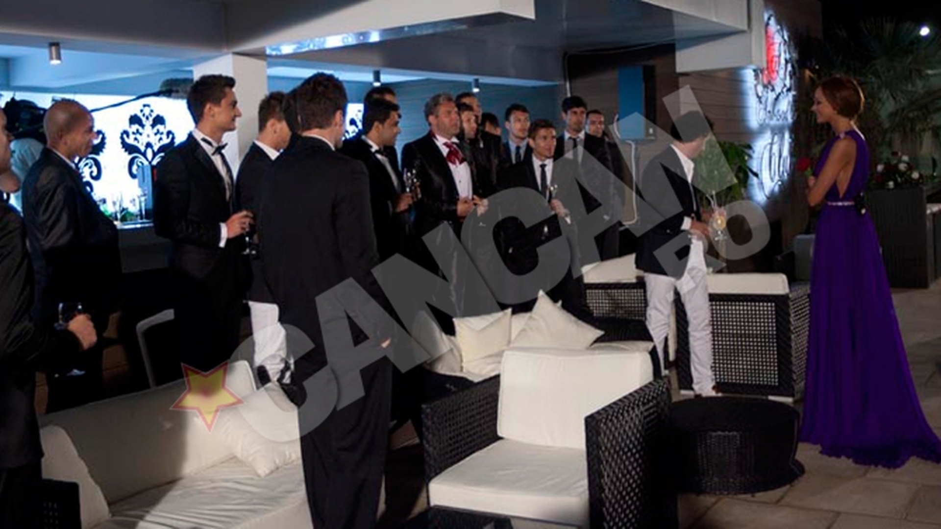 Burlacita si-a invitat pretendentii la un cocktail romantic la piscina