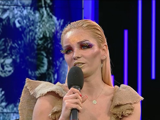 MARIA CONSTANTIN, apariţie de senzaţie în direct! S-a îmbrăcat c-un sac şi pare desprinsă din filmele SF