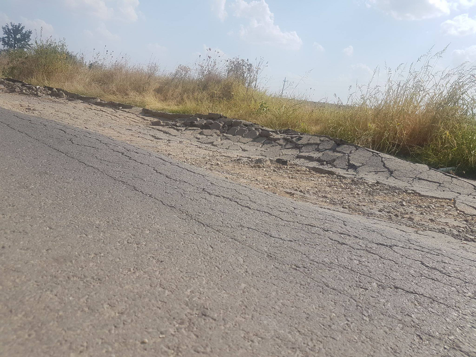 Atenție, șoferi! Există 2 cratere pe un drum circulat din județul Giurgiu, iar pericolul de accident este uriaș