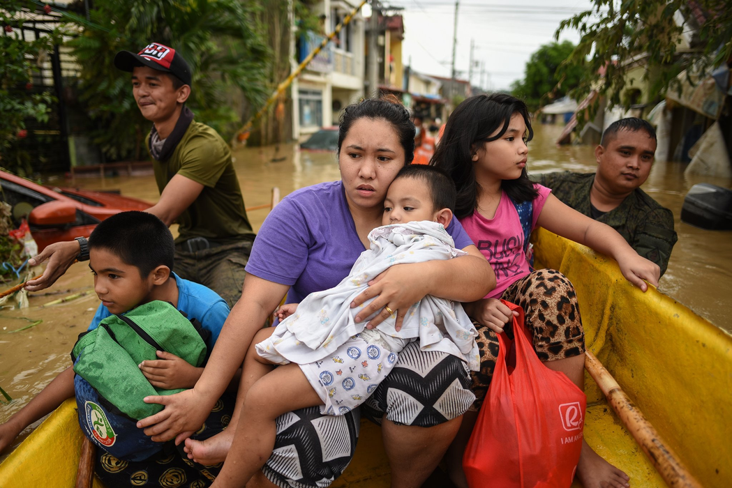 A crescut bilanțul morților din cauza taifunului care a lovit statul Filipine. Salvatorii continuă să caute supraviețuitori | FOTO