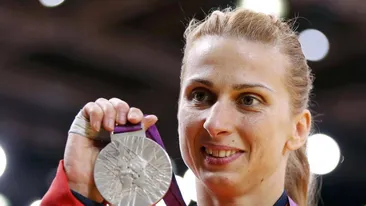 Campioana olimpică ALINA DUMITRU a „fugit“ două ore de lângă băieţelul ei pentru a se răsfăţa la salon!