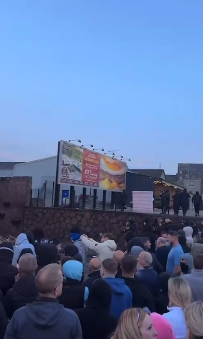 Românii povestesc că autorii actelor de violență sunt huliganii care acționează în zonă