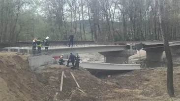 Un pod din Gorj s-a prăbuşit peste muncitori. A fost solicitat elicopterul SMURD pentru o femeie care e în stare gravă