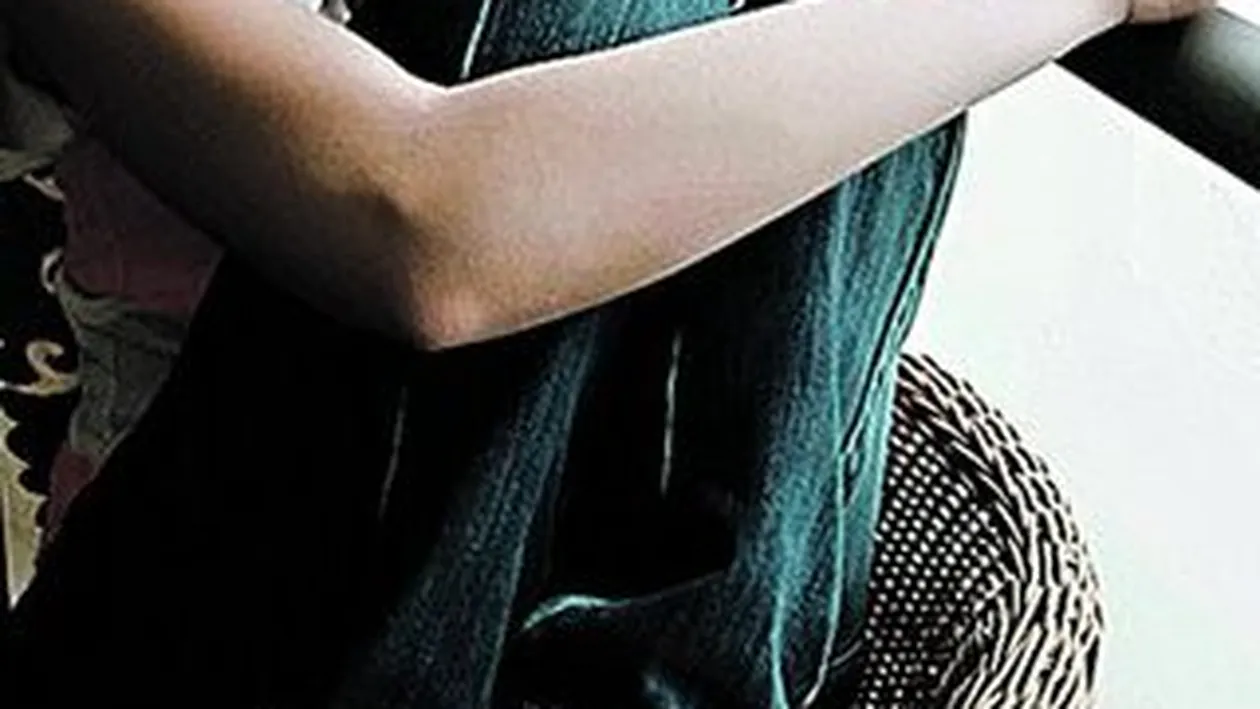 Alibec strange la piept o actrita italiana