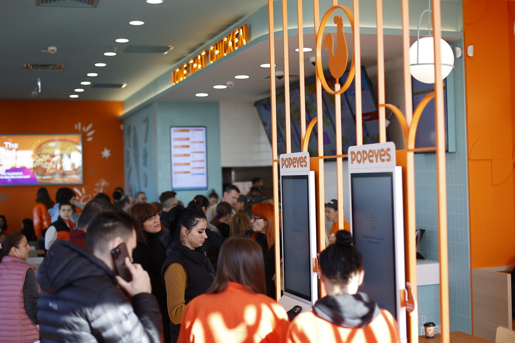 Popeyes România deschide primul restaurant de tip Drive-Thru din țară