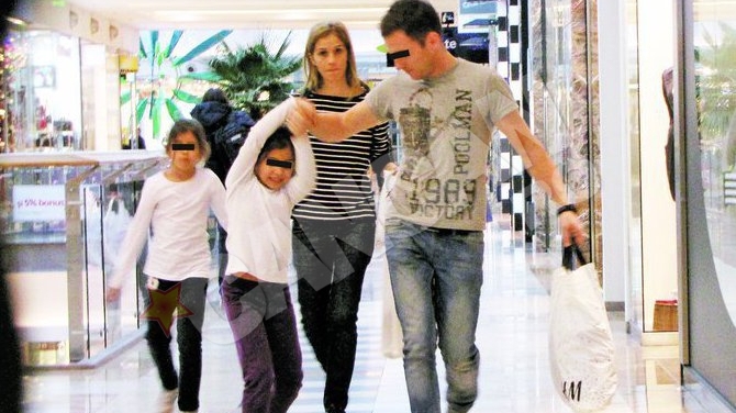 Irina Truica, fericita la mall cu gemenele! Tata surogat pentru fetele lui Truica