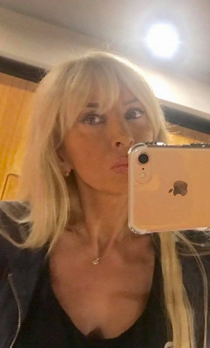 Maya, sexy-patroneasa MedLife, este noua "Regină a selfiurilor" din lumea bună